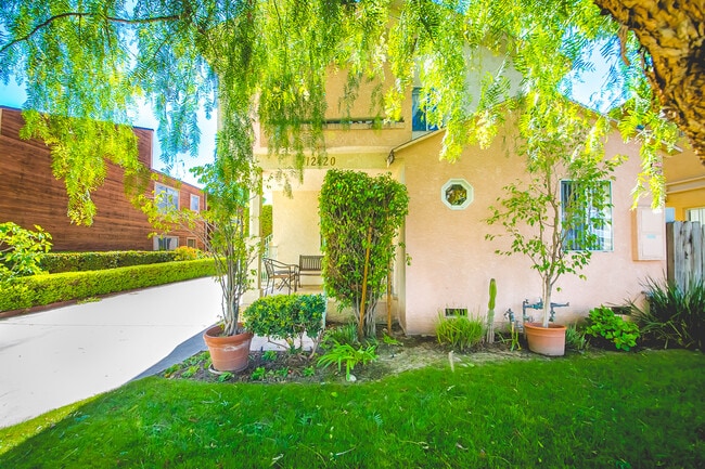 12420 Moorpark St in Studio City, CA - Foto de edificio - Building Photo