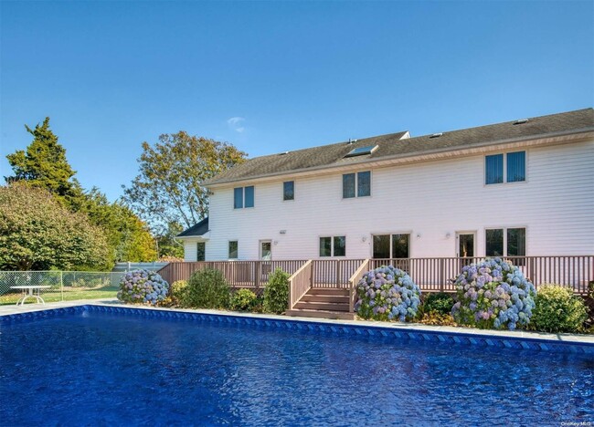7 Sea Breeze Ave in Southampton, NY - Building Photo - Building Photo