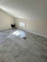 4056 Park Ave, Unit 2-Upper in Hamburg, NY - Foto de edificio - Building Photo