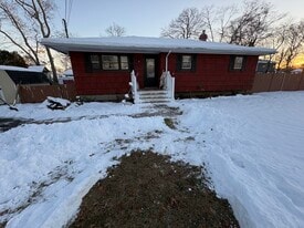 16 Arrowhead Dr in Shirley, NY - Building Photo