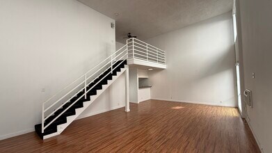 7044 Hawthorn Ave, Unit 303 in Los Angeles, CA - Building Photo - Building Photo