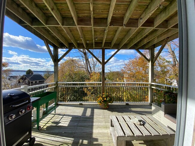 67 Lawton Ave, Unit #1 in Tiverton, RI - Building Photo - Building Photo