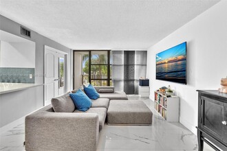 1000 Parkview Dr in Hallandale Beach, FL - Foto de edificio - Building Photo