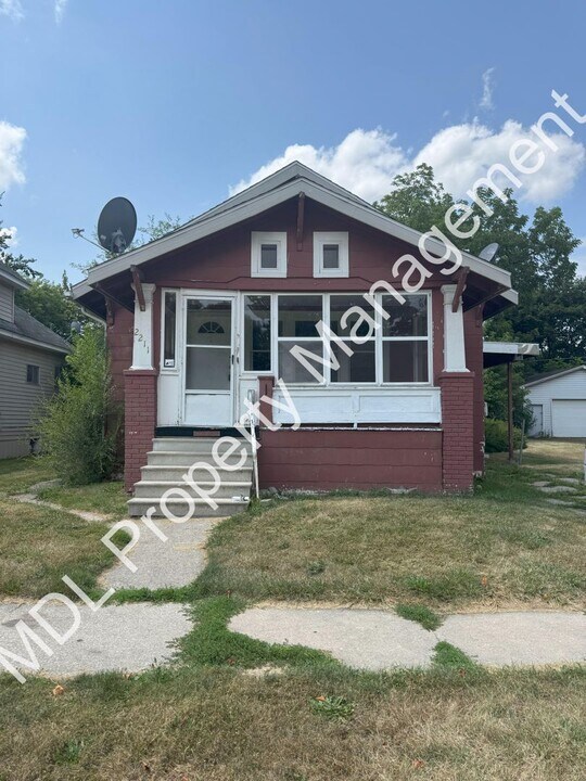 2211 Benjamin St in Saginaw, MI - Building Photo
