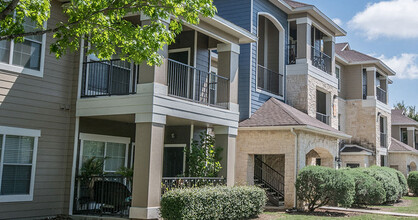 Hidden Lake Apartments in San Antonio, TX - Building Photo - Building Photo