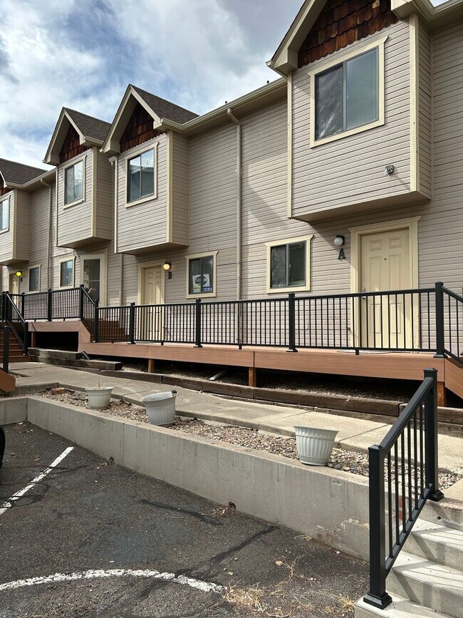 1504 Crestone Ave in Colorado Springs, CO - Building Photo - Building Photo