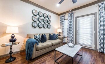 2400 Fountain View Dr in Houston, TX - Building Photo - Building Photo