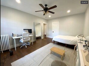 1699 Cambridge St, Unit 12A in Cambridge, MA - Foto de edificio - Building Photo
