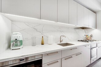 305 E 51st St in New York, NY - Building Photo - Building Photo