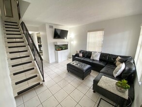 2221 W 52nd St in Hialeah, FL - Building Photo - Building Photo