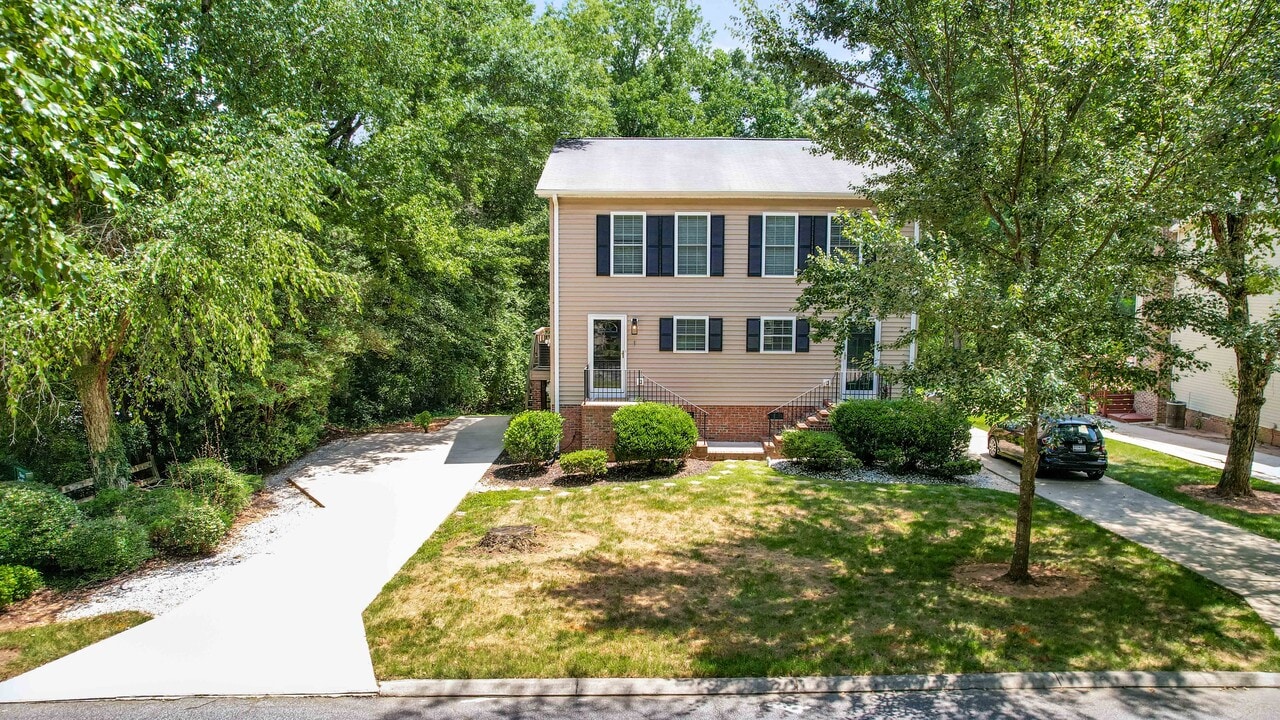 1 Dover Dr in Taylors, SC - Building Photo