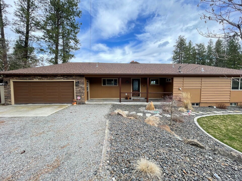 11947 W Riverview Dr in Post Falls, ID - Building Photo
