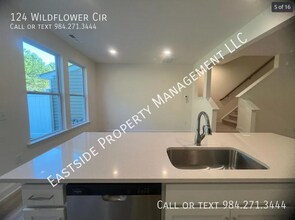 124 Wildflower Cir in Clayton, NC - Building Photo - Building Photo