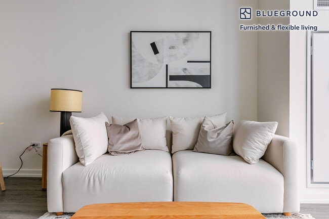 460 W Chicago Ave in Chicago, IL - Building Photo - Building Photo