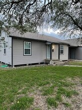 229 W George St in Sinton, TX - Foto de edificio - Building Photo