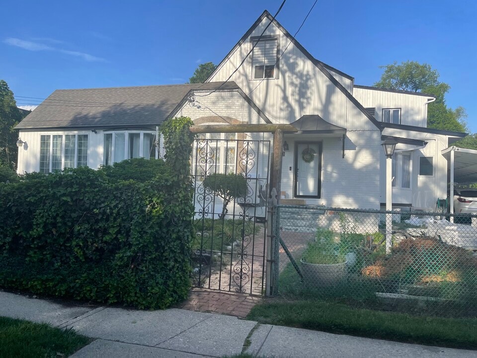 16 Bailey Ave, Unit 2A in East Meadow, NY - Building Photo