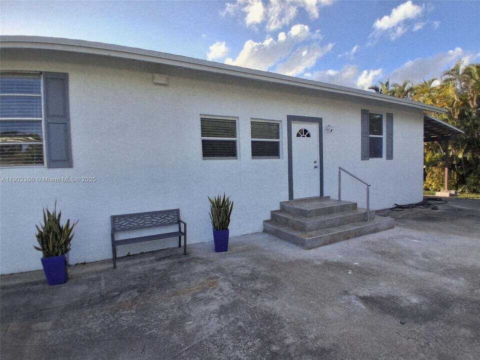 4921 SW 164th Terrace in Southwest Ranches, FL - Building Photo