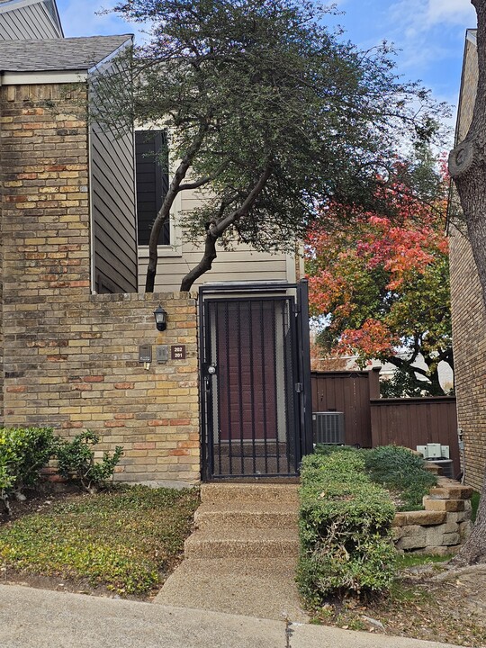 5616 Preston Oaks Rd, Unit 202 in Dallas, TX - Building Photo