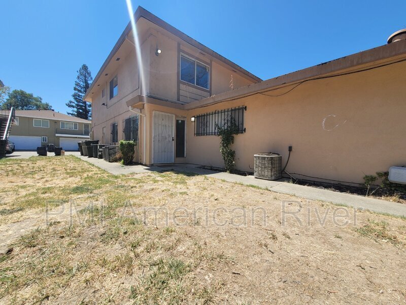 10 La Pera Ct in Sacramento, CA - Building Photo