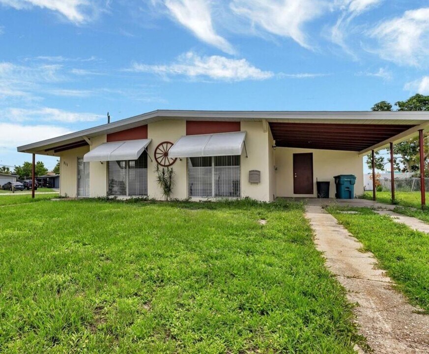 211 Dalton Blvd in Port Charlotte, FL - Building Photo