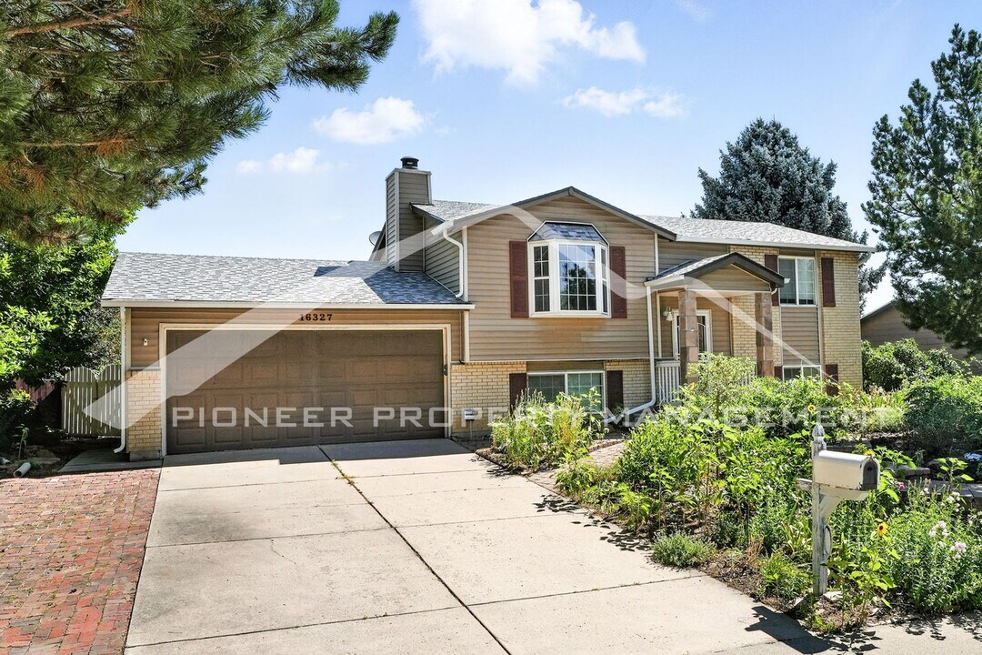 16327 E Brunswick Pl in Aurora, CO - Building Photo