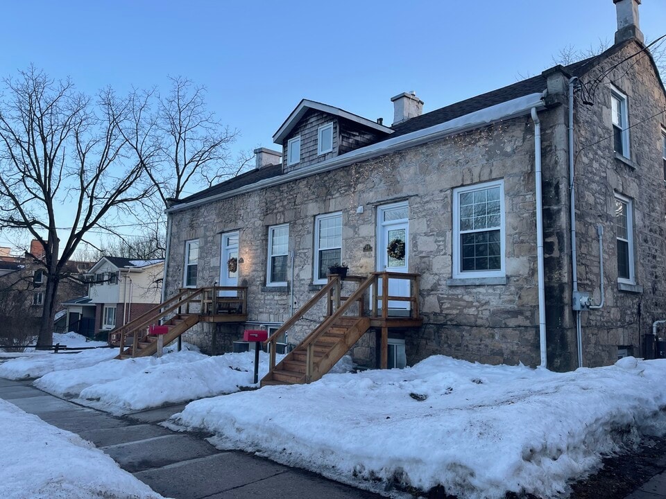 61 Yorkshire St S in Guelph, ON - Building Photo