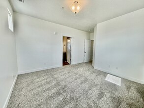 701 N 380 W in Vineyard, UT - Foto de edificio - Building Photo