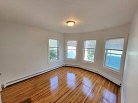 37 Oak St, Unit 2R Apartamentos