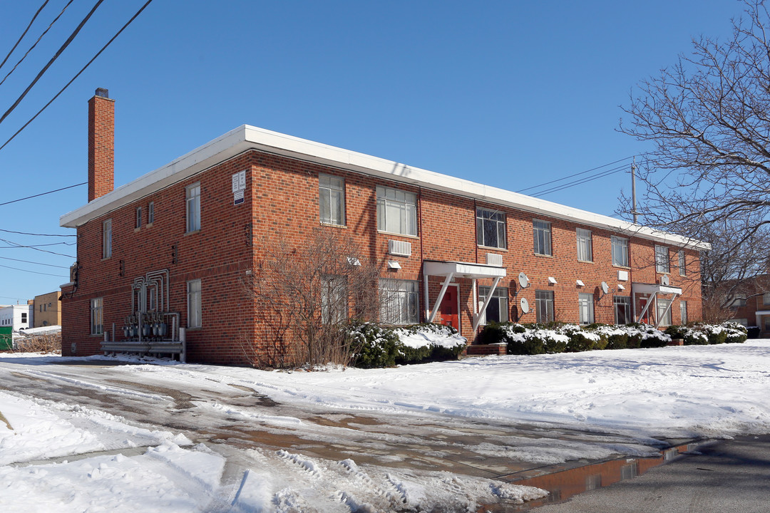 East Park Manor in Cleveland, OH - Building Photo