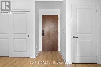 3240 William Coltson Ave in Oakville, ON - Building Photo - Building Photo