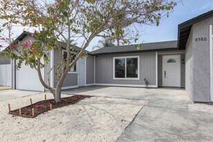 8580 Flanders Dr in San Diego, CA - Building Photo