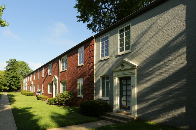 Village Manor Apartments in St Matthews, KY - Foto de edificio - Building Photo