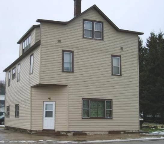 102 Caspian Ave in Caspian, MI - Foto de edificio