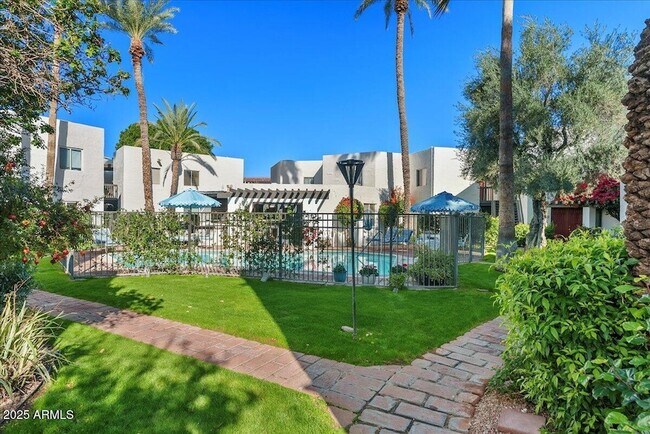 6840 E 2nd St in Scottsdale, AZ - Foto de edificio - Building Photo