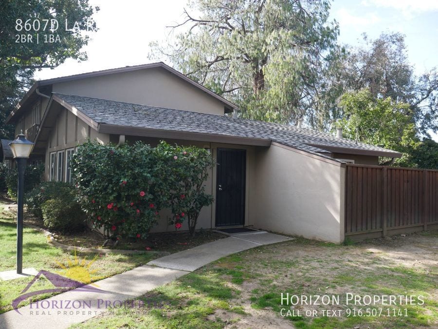 8607 La Riviera Dr in Sacramento, CA - Building Photo