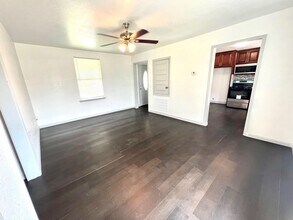 1242 Chevy Chase Dr in Angleton, TX - Building Photo - Building Photo