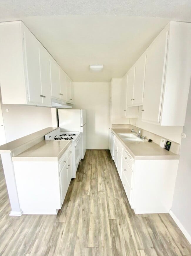 10537 Rose Ave in Los Angeles, CA - Building Photo - Building Photo