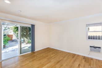 2135 S Cloverdale Ave, Unit NA in Los Angeles, CA - Foto de edificio - Building Photo