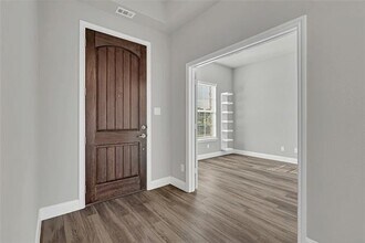 9237 Trammel Davis Rd in Fort Worth, TX - Foto de edificio - Building Photo