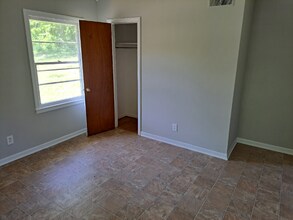 323 Oakwood Cir in Gastonia, NC - Building Photo - Building Photo
