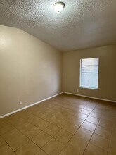 8437 Dixon Ridge Dr in San Antonio, TX - Building Photo - Building Photo