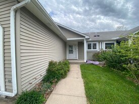 2216 Plaen View Dr in Iowa City, IA - Building Photo