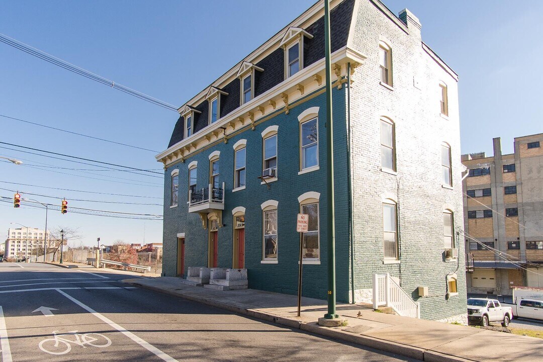 204 Summit Ave in Hagerstown, MD - Building Photo