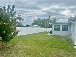 1160 Sharlo Cir in Englewood, FL - Building Photo - Building Photo