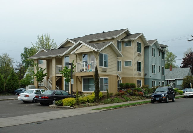 White Bear Apartments in Corvallis, OR - Foto de edificio - Building Photo