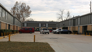 The Willow Apartments in Humble, TX - Building Photo - Building Photo