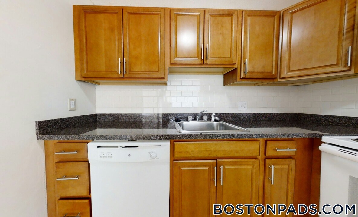 376 Sunderland Rd in Worcester, MA - Building Photo