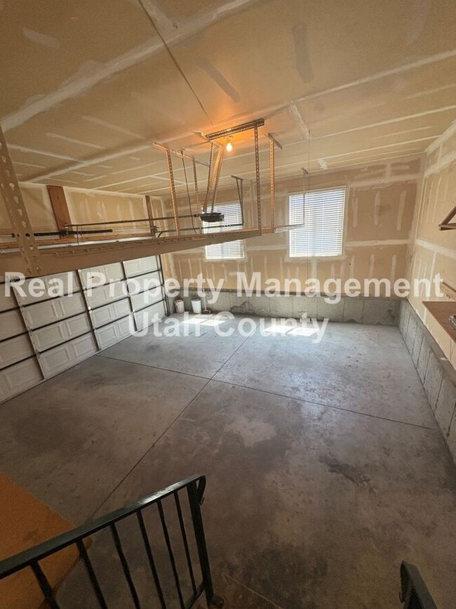 2083 N Raspberry Dr in Saratoga Springs, UT - Building Photo - Building Photo