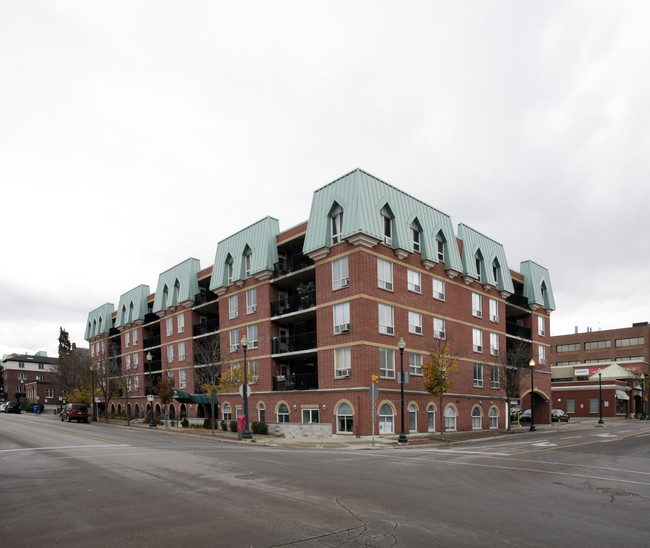 Jean and Howard Caine Apartments in Oakville, ON - Building Photo - Building Photo