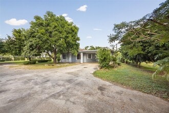 9340 SW 174th St in Palmetto Bay, FL - Building Photo - Building Photo
